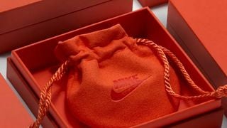 2 boucles d'oreilles et 2 colliers : pour Noël, Nike innove avec ses propres bijoux