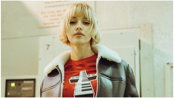 Angèle : le clip événement "What You Want"