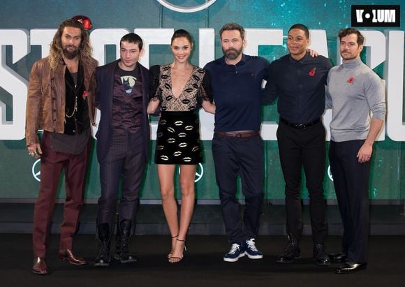 Jason Momoa, Ezra Miller, Gal Gadot, Ben Affleck, Ray Fisher et Henry Cavill - Les célébrités arrivent au photocall de la première du film Justice League à Londres le 4 novembre 2017.
#
Celebrities arrives at the Justice League Photocall at The College in London on 4 November 2017. | 00357737