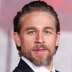 Charlie Hunnam fait son grand retour après deux ans d'absence volontaire : il a accepté le projet sans lire le scénario