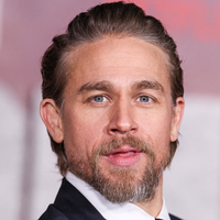 Charlie Hunnam fait son grand retour après deux ans d'absence volontaire : il a accepté le projet sans lire le scénario