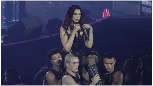 Dua Lipa lance sa tournée, les fans en colère