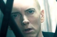 Rihanna et Eminem chantent The Monster.