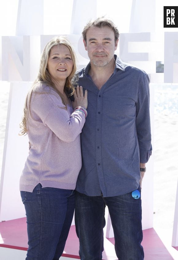 Helene Rolles et Patrick Puydebat (Les mystères de l'Amour) lors du photocall de 'CanneSeries ' Saison 6 au Palais des Festivals de Cannes le 15 Avril 2023. © Denis Guignebourg/Bestimage