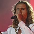 Julien Doré fond en larmes sur scène