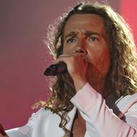 Julien Doré fond en larmes sur scène