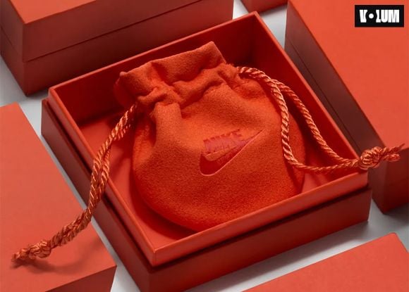 2 colliers et 2 boucles d'oreilles créées par Nike