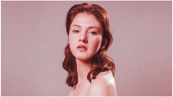 Paola (Star Ac) se lance avec "Chamboule tout"