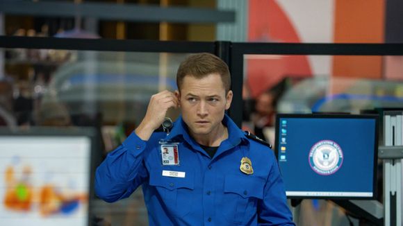 Vous n'aimez pas cet acteur ? Alors vous allez adorer Carry-On, son nouveau film sur Netflix. C'est la promesse étonnante de Taron Egerton