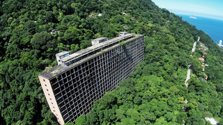 Vous n'allez pas le croire : l'histoire fascinante de l'hôtel au milieu de la forêt qui continue de s'effondrer même après que les États-Unis aient tenté de le sauver