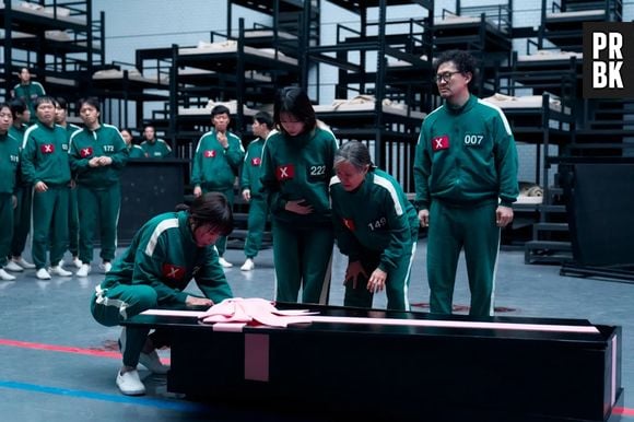 Squid Game saison 3 : Park Sung-hoon est Cho Hyun-ju, Jo Yu-ri est Kim Jun-hee, Kang Ae-sim est Jang Geum-ja, Yang Dong-geun est Park Yong-sik