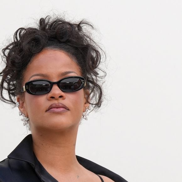 Rihanna au défilé Dior Collection Femme Prêt-à-Porter Printemps/Eté 2027 lors de la Fashion Week de Paris, le 29 septembre 2026. © Lucia Sabatelli / Bestimage
#
Rihanna at Dior Women Ready-to-Wear Spring/Summer 2027 Collection fashion show, during Paris Fashion Week. September 29th, 2026 | 00772024