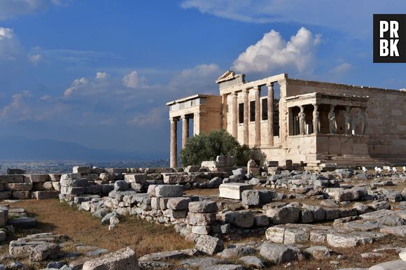 Grece. Athenes. Site de l'Acropole. L&#x2019;erechtheion, ancien temple grec d&#x2019;ordre ionique avec a droite Portique des Caryatides  - Photo by Rambaud/ANDBZ/ABACAPRESS.COM - site remarquable; ciel bleu; capitale; estival; patrimoine; Les Cariatides; statue; Architecture; Art Culture Spectacle; Ete; Illuville; Loisirs; Monument; Monument religieux; Oeuvre d'Art; Saison; Sculpture; Statue; Temple; Tourisme; Tourisme culturel; Touriste; Touristes; Vacances; Ville; Europe; Europe du Sud; Southern Europe; Grece; Greece
