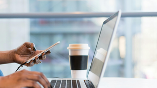 La génération Z pille ses économies, saute des repas et vend ses biens juste pour joindre les deux bouts