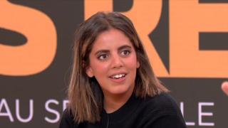 Inès Reg balance : "J'ai ma petite machine", ce cadeau totalement improbable reçu par une fan en plein spectacle
