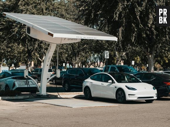 L'autopilot de Tesla n'est pas autorisé pour rouler sans toucher au volant