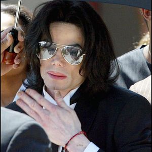 MICHAEL JACKSON ACQUITTE DE TOUTES LES CHARGES QUI PESAIENT CONTRE LUI. IL SORT ENTOURE DE SON PERE, SA MERE KATHERINE, DE JANET ET JERMAINE JACKSON
