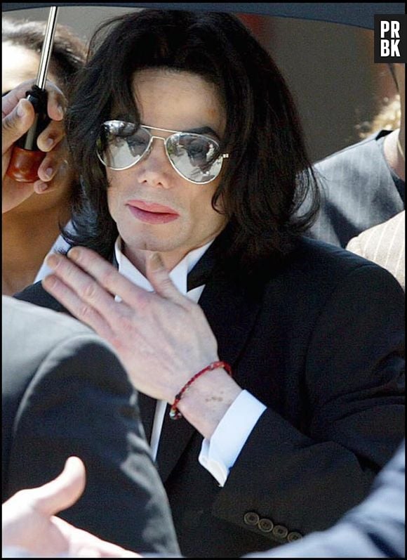 MICHAEL JACKSON ACQUITTE DE TOUTES LES CHARGES QUI PESAIENT CONTRE LUI. IL SORT ENTOURE DE SON PERE, SA MERE KATHERINE, DE JANET ET JERMAINE JACKSON