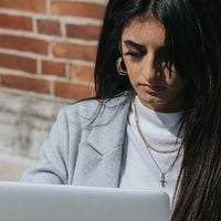 La Génération Z dit "s'il te plaît" à ChatGPT avec une intention cachée : 69 % le font au cas où l'IA deviendrait leur patron