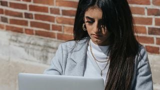 La Génération Z dit "s'il te plaît" à ChatGPT avec une intention cachée : 69 % le font au cas où l'IA deviendrait leur patron