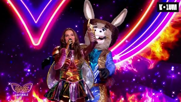 Elisa Tovati et l'Âne sur le plateau de Mask Singer le 27 juin sur TF1.