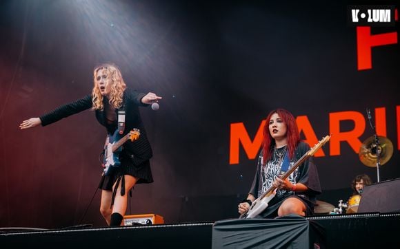 Lambrini Girls fait pogoter le public sous la boue