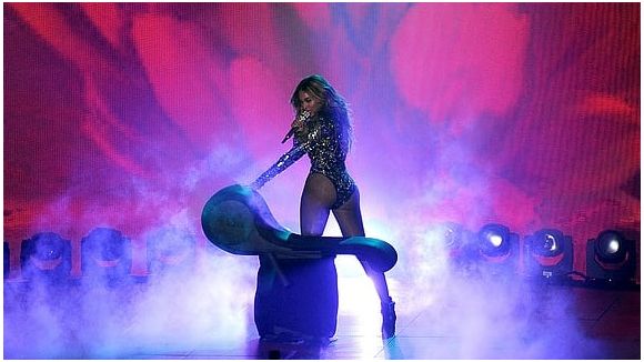 MTV VMA's 2014 : medley hypnotisant pour Beyoncé