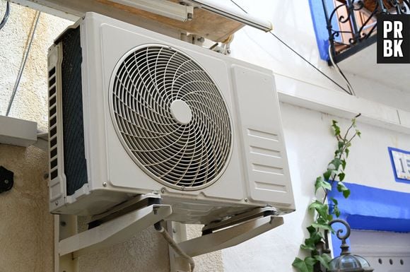 Climatiseur exterieur fixe au mur d'une maison - Photo by Villalon R/Belpress/ANDBZ/ABACAPRESS.COM - Architecture; chaleur; climatisation; climatiseur; climatiseurs; froid; Gros plan; Gros plans; Habitat; Immobilier; Maison; Maisons; Prise de vue; Prises de vues