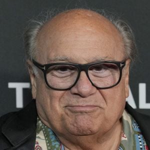 Danny DeVito arrive à la célébration du 20e anniversaire de PaleyLive - It's Always Sunny in Philadelphia qui s'est tenue au DGA Theater à Los Angeles, CA, le mardi 1er juillet 2025. Photo par Sthanlee B. Mirador/SPUS/ABACAPRESS.COM