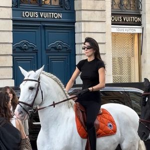 La mannequin et personnalité de la télévision Kendall Jenner monte à cheval pendant les préparatifs de l'événement Vogue World à la Semaine de la mode de Paris.