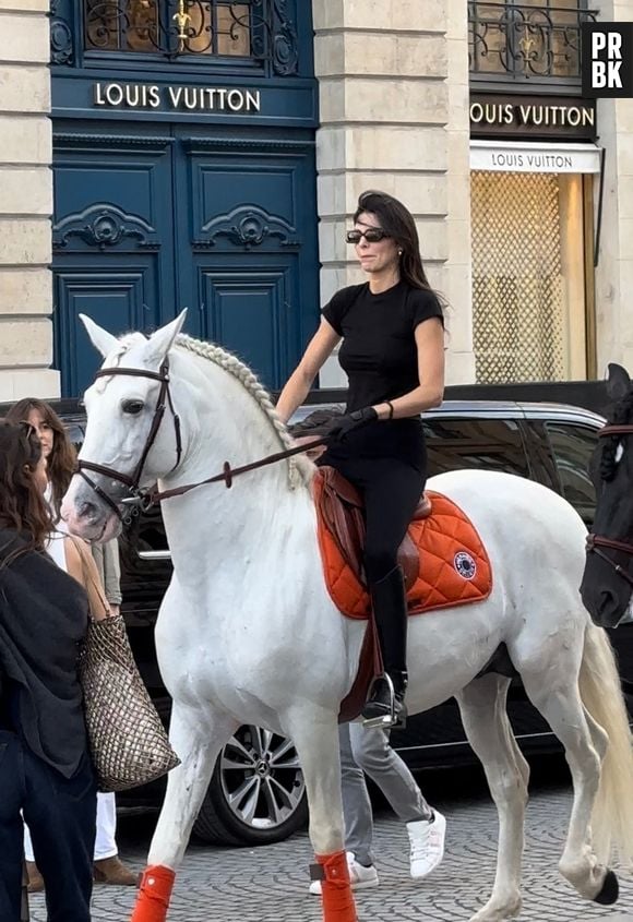 La mannequin et personnalité de la télévision Kendall Jenner monte à cheval pendant les préparatifs de l'événement Vogue World à la Semaine de la mode de Paris.