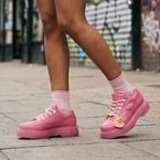 28 ans après ses débuts, ce dessin animé culte des années 90 s'associe à Dr. Martens pour 3 paires parfaites pour la rentrée