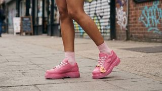 28 ans après ses débuts, ce dessin animé culte des années 90 s'associe à Dr. Martens pour 3 paires parfaites pour la rentrée