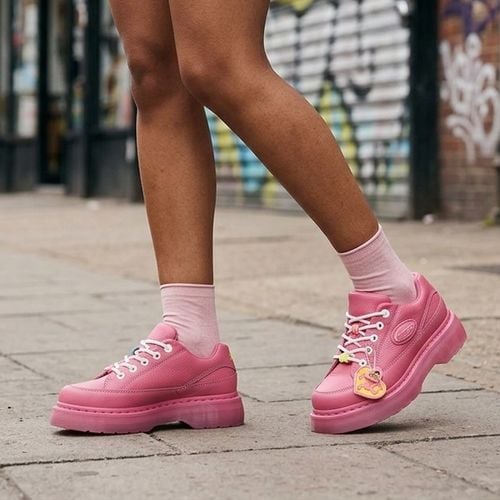 28 ans après ses débuts, ce dessin animé culte des années 90 s'associe à Dr. Martens pour 3 paires parfaites pour la rentrée