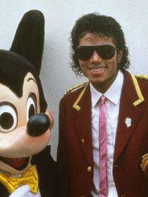 Alors que Marvel était au bord de la faillite, Michael Jackson est arrivé avec deux cadeaux : l'un était des millions de dollars, l'autre était la pire idée jamais imaginée