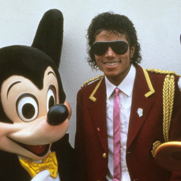 Alors que Marvel était au bord de la faillite, Michael Jackson est arrivé avec deux cadeaux : l'un était des millions de dollars, l'autre était la pire idée jamais imaginée