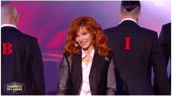 Mylène Farmer chante "Rolling Stone"
