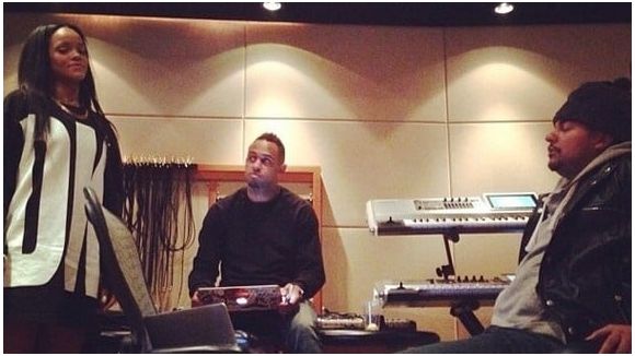 Rihanna annonce qu'elle est en studio