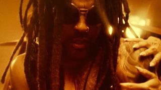 Lenny Kravitz : le clip brûlant "Paralyzed"