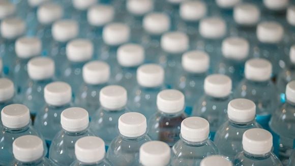 Incroyable ! Les chercheurs ont analysé 280 échantillons d'eau en bouteille... Seule une des marques ne contenait pas de microplastiques !