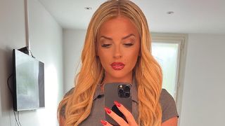 "Sublime et naturelle" : Kelly Vedovelli enflamme la toile avec ses photos à la plage