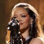 4 heures de retard mais Rihanna en cadeau : à New York, Jay-Z récompense ses fans avec la plus incroyable des surprises