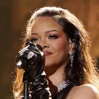 4 heures de retard mais Rihanna en cadeau : à New York, Jay-Z récompense ses fans avec la plus incroyable des surprises