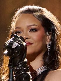 4 heures de retard mais Rihanna en cadeau : à New York, Jay-Z récompense ses fans avec la plus incroyable des surprises