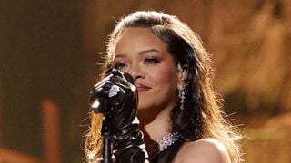 4 heures de retard mais Rihanna en cadeau : à New York, Jay-Z récompense ses fans avec la plus incroyable des surprises