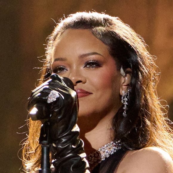 4 heures de retard mais Rihanna en cadeau : à New York, Jay-Z récompense ses fans avec la plus incroyable des surprises