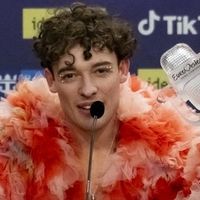 Eurovision : Nemo rend son trophée