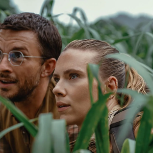 Scarlett Johansson et Jonathan Bailey dans Jurassic World : Renaissance
