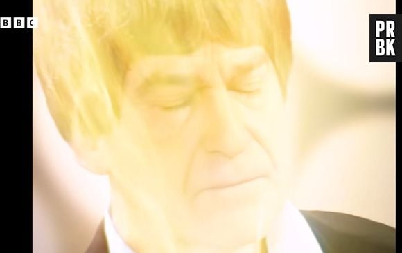 Doctor Who : regeneration de  Patrick Troughton (second Doctor) en Jon Pertwee (troisième Doctor) dans l'épisode colorisé de The War Games