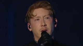 Eddy de Pretto rend hommage aux victimes du 13-Novembre